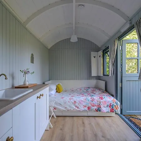 Hawthorn Hut Kilkenny Glamping At Jenkinstown House Campingplatz